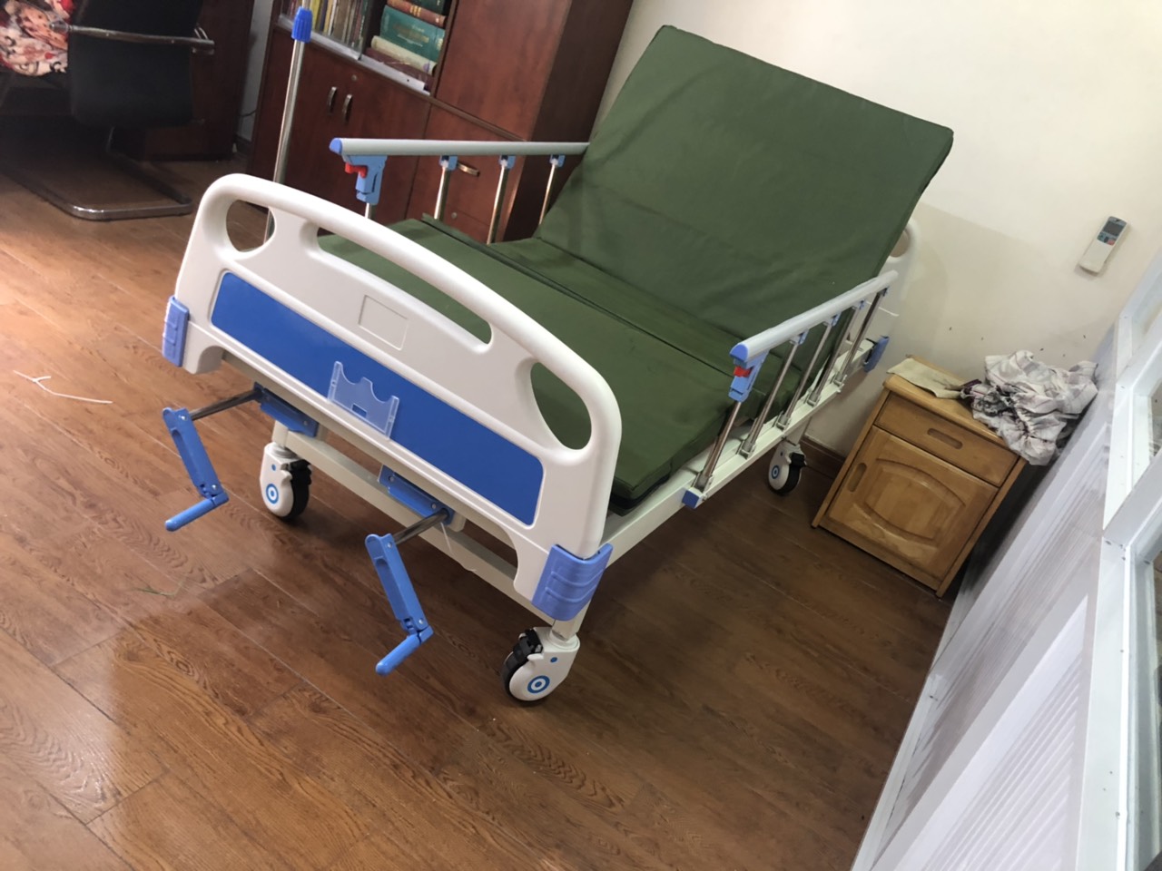 Giường y tế cho người già sử dụng bằng tay quay: Nên chọn mua hãng nào chất lượng?