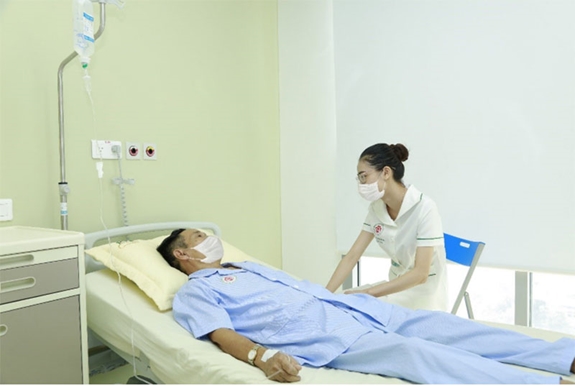 Nhà có người bệnh bị tai biến nên chọn giường y tế cho người già không?