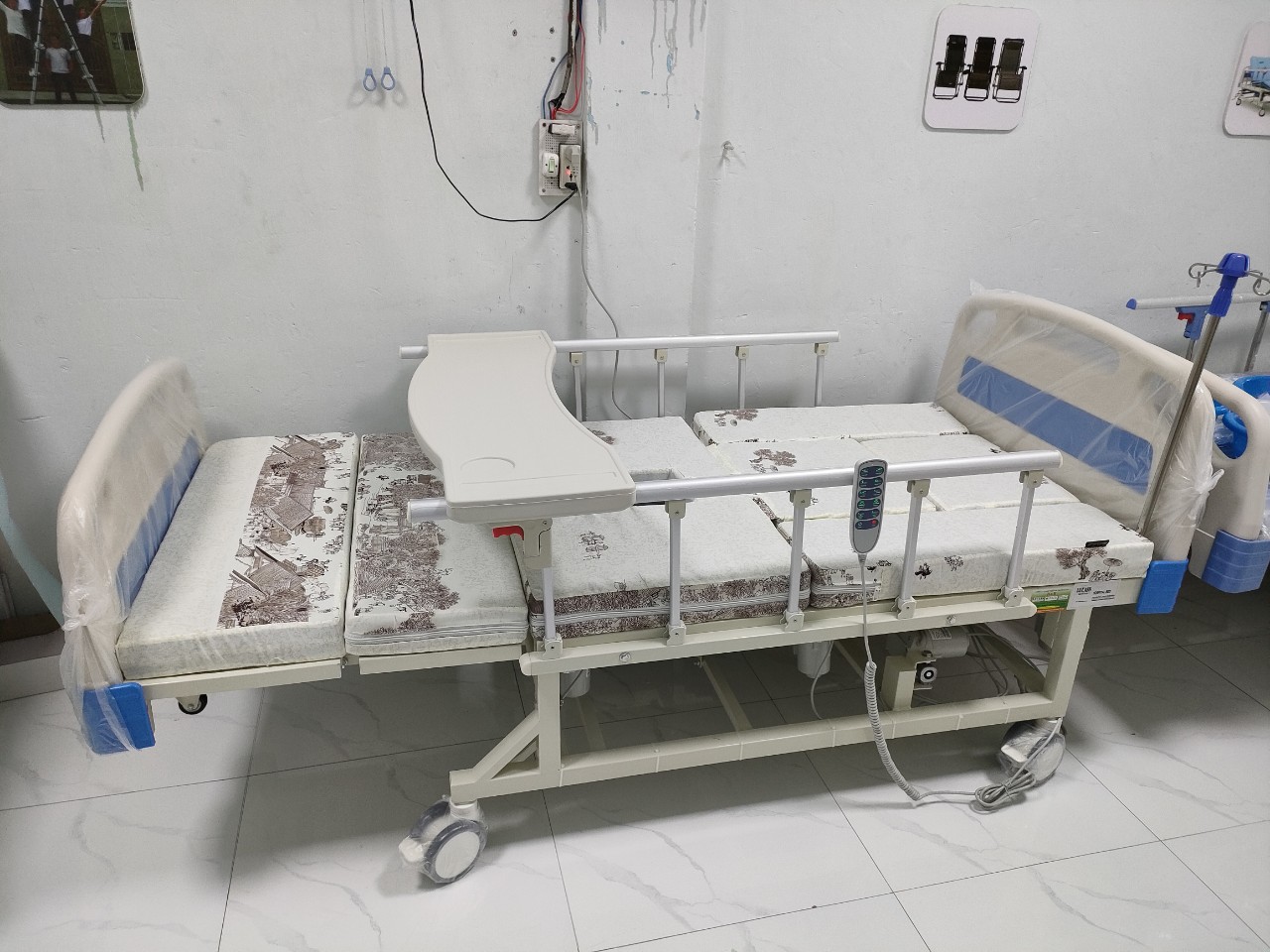 Người cao tuổi vẫn đi lại được nên mua giường y tế cho người già không?
