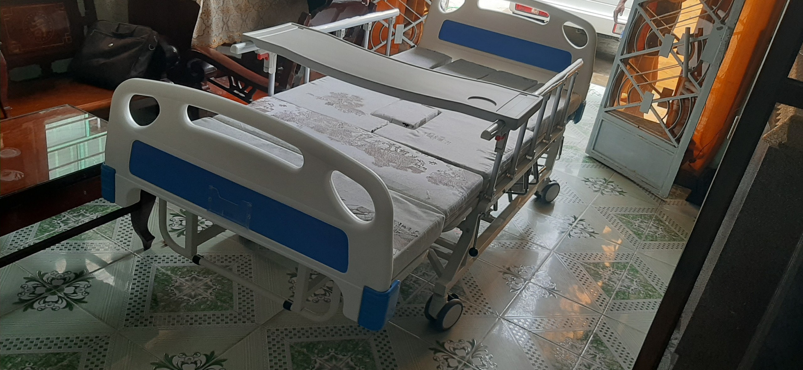 Giường 3 tay quay lucass Gb-T43