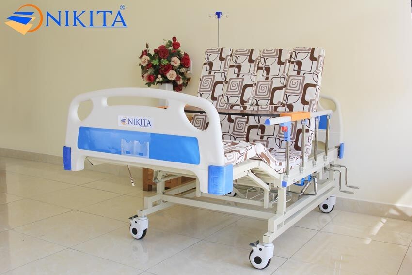 Giường y tế 4 tay quay là mẫu giường đa năng không thể thiếu cho công việc chăm sóc người bệnh